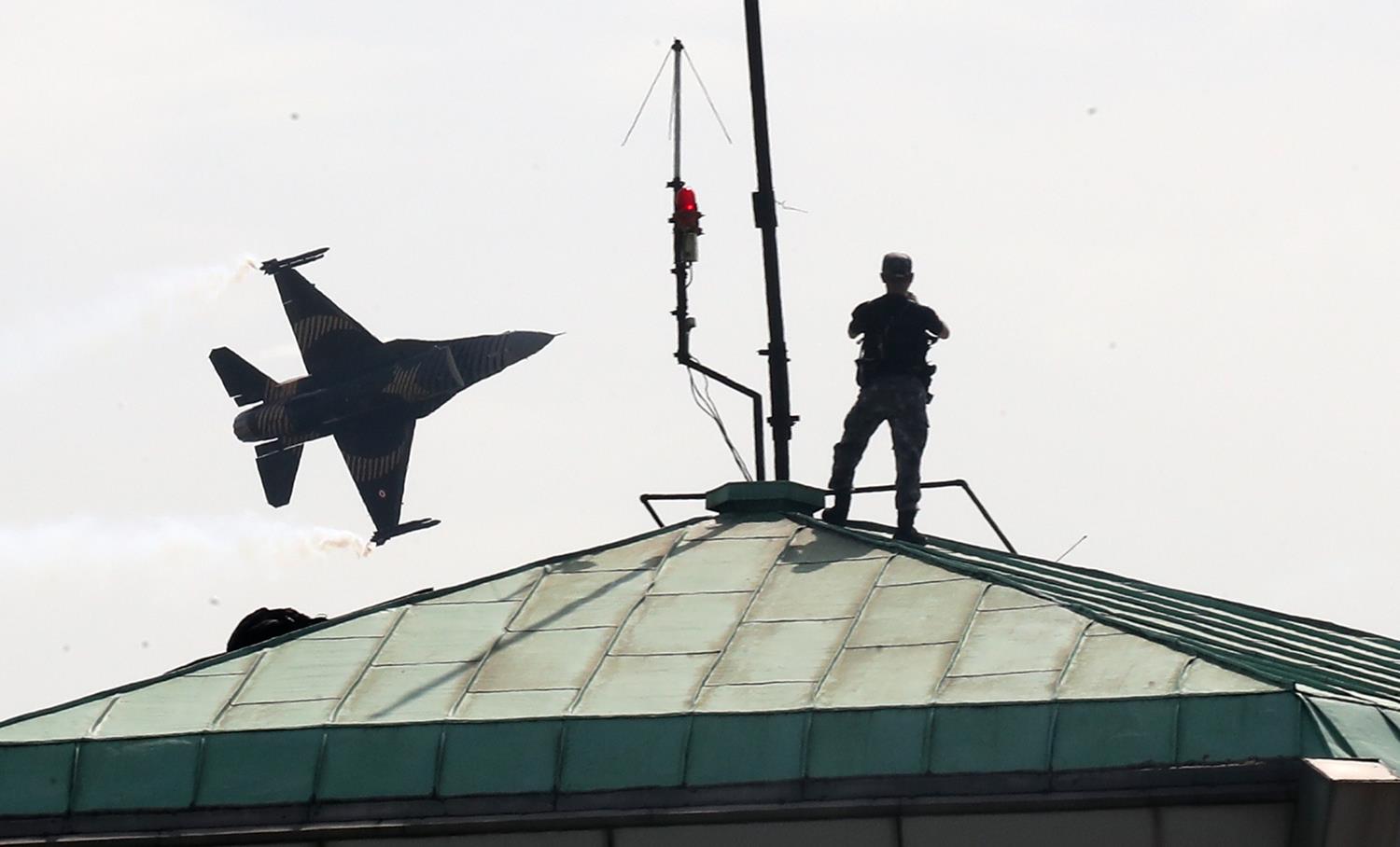 Y�zbinler Atat�rk Havaliman�'na ak�n etti! F-16 g�sterisi nefes kesti