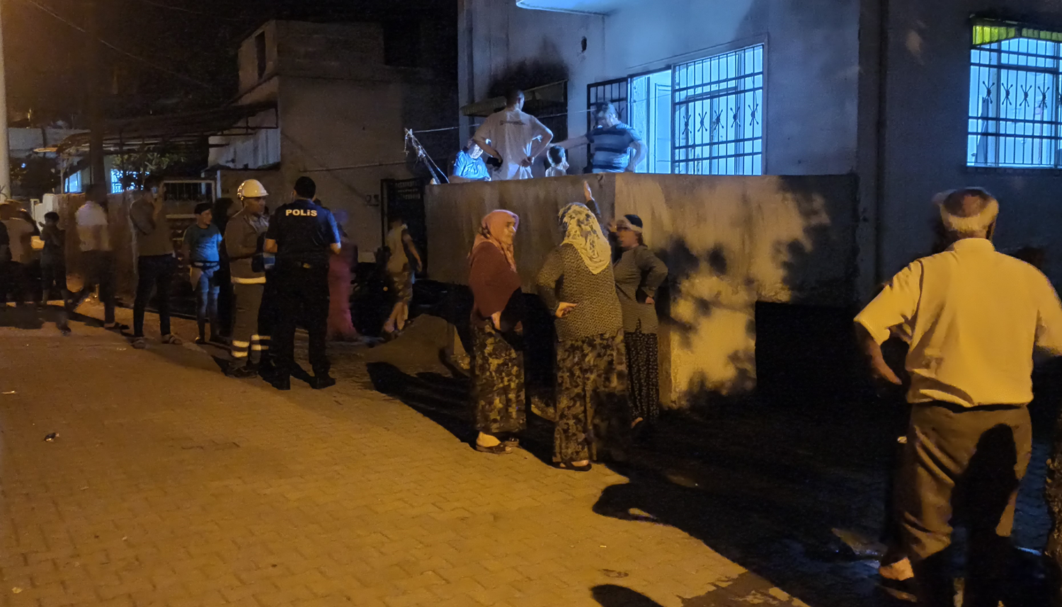 Osmaniye'de evde ��kan yang�nda 5 ki�i dumandan etkilendi