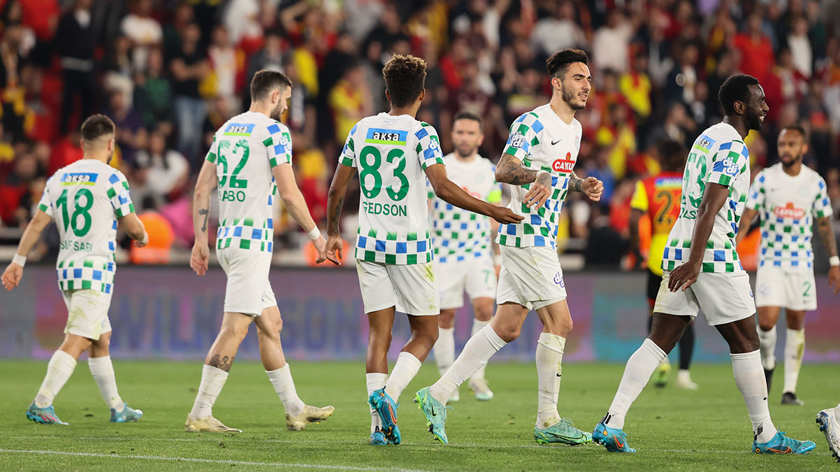 Rizespor'da 4 futbolcu ayr�ld�, 8 futbolcunun s�zle�mesi bitti