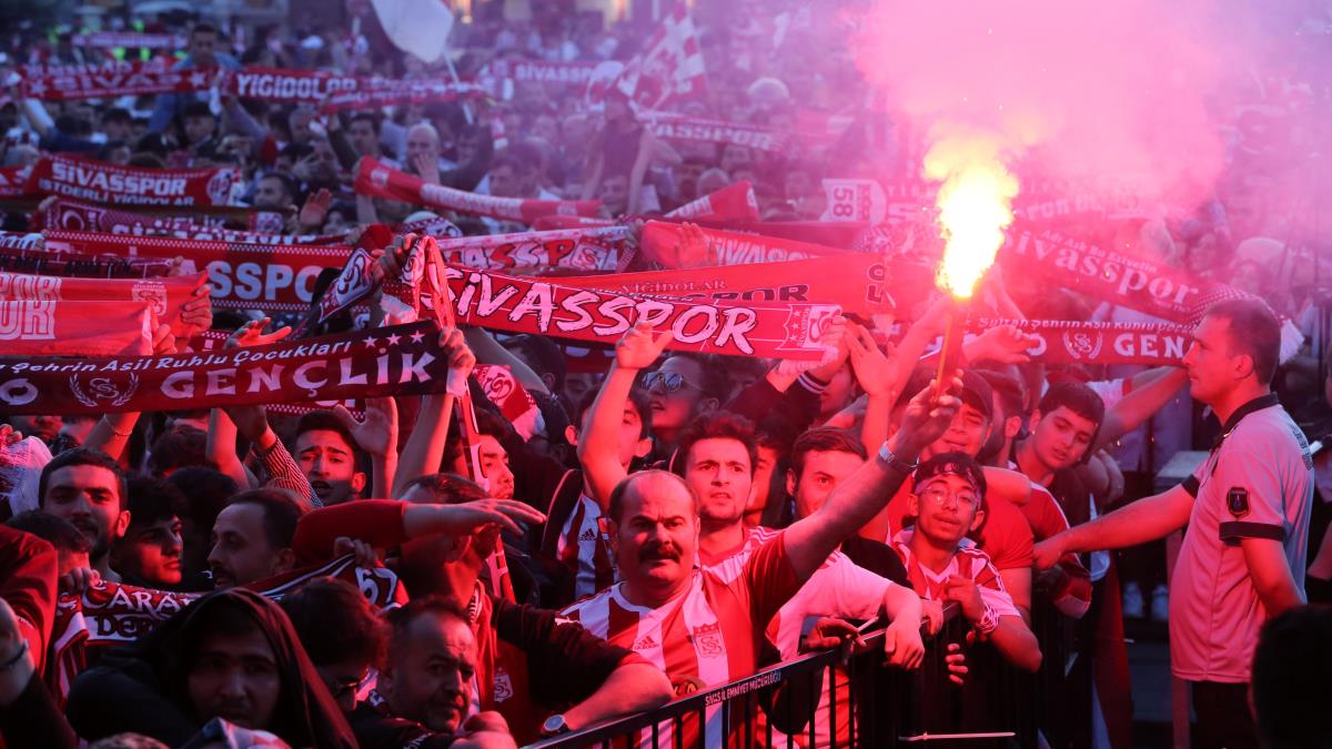 Sivasspor taraftarlarndan kupa kutlamasna youn ilgi