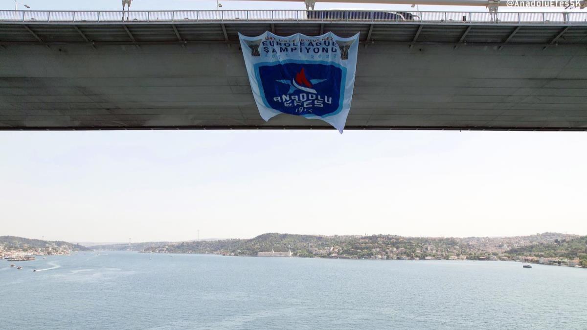 EuroLeague ampiyonu  Anadolu Efes'in bayraklar Boaz'da dalganyor