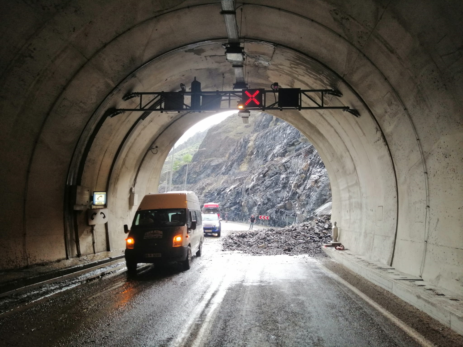 Artvin-Yusufeli kara yolunda heyelan