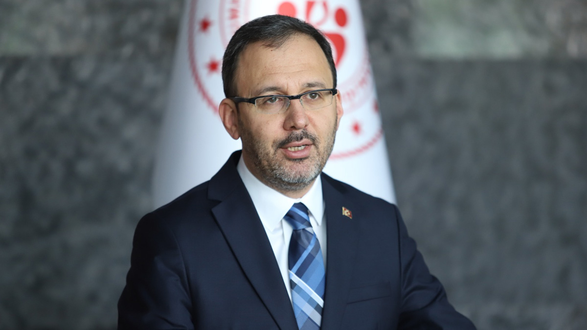 Bakan Kasapo�lu'ndan milli halterciler Nuray G�ng�r ve Berfin Altun'u tebrik etti
