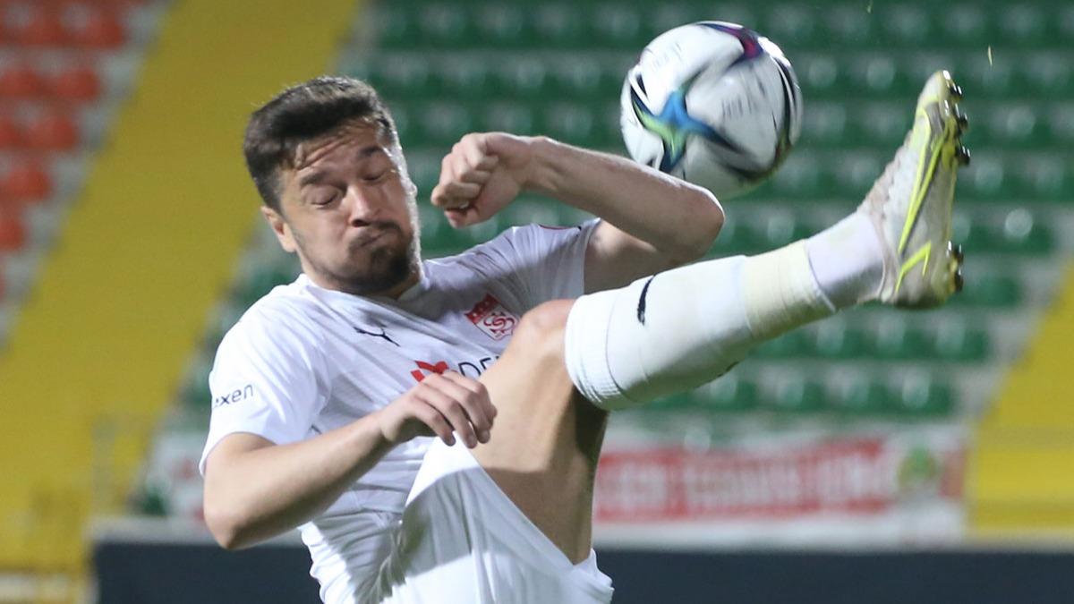 Sivasspor'dan ayrlan Ahmet Ouz'un yeni takm belli oldu