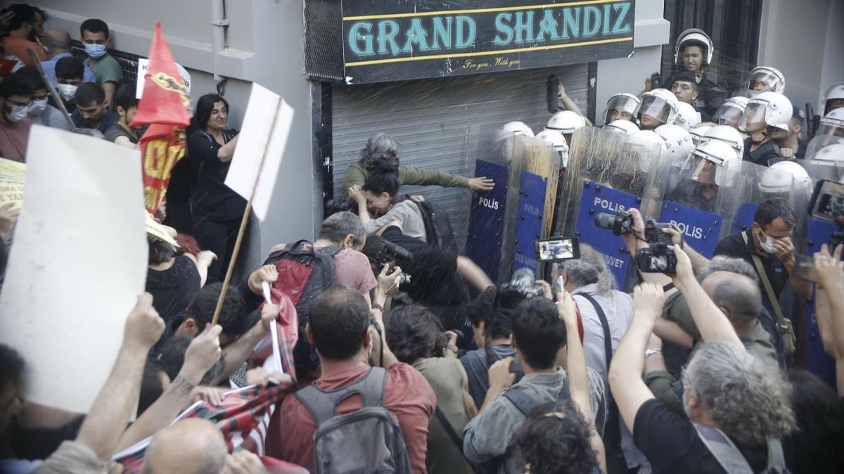 Gezi Park olaylarnn yl dnmnde bir araya gelen grup polise saldrd 