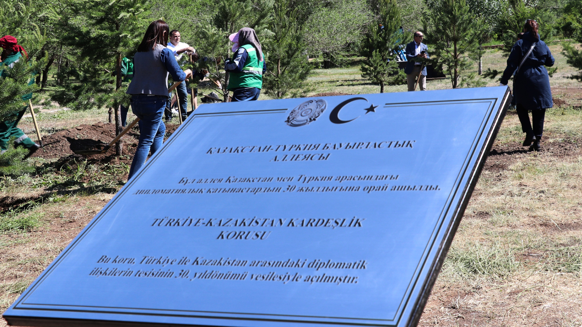 Kazakistan ve T�rkiye karde�lik korusu b�y�yor