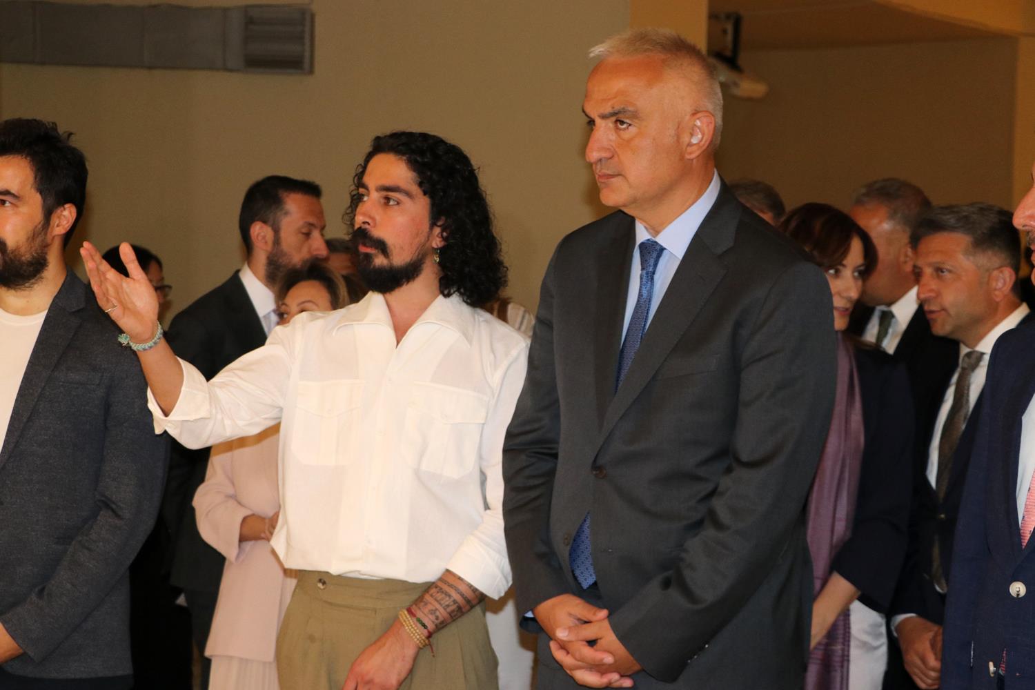 K�lt�r ve Turizm Bakan� Ersoy 'Ba�kent K�lt�r Yolu Festivali' sergilerini ziyaret etti