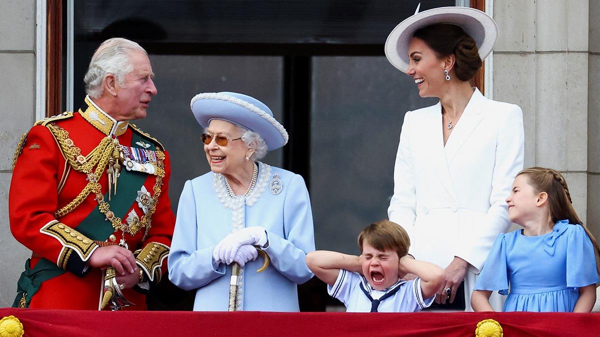 Kralie II. Elizabeth, Kraliyet Hava Kuvvetleri'nin uuunu Buckingham Saray'ndan izledi