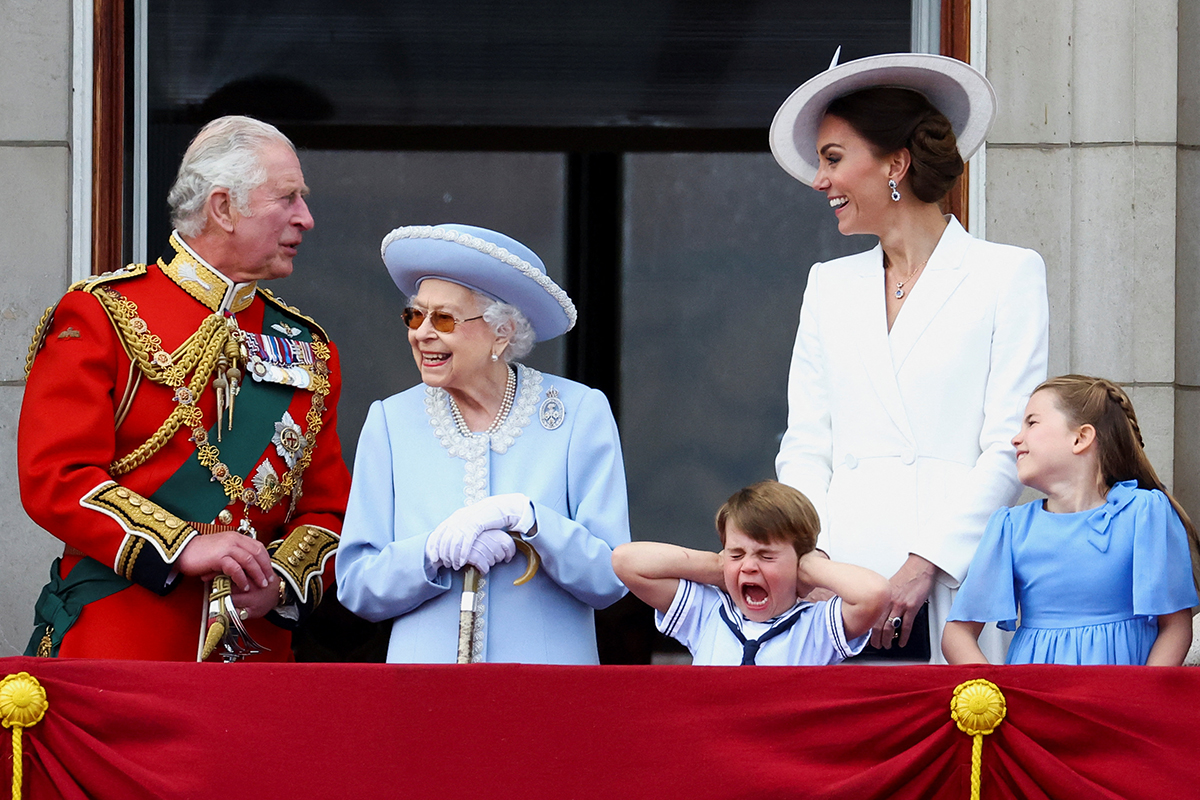 Krali�e II. Elizabeth, Kraliyet Hava Kuvvetleri'nin u�u�unu Buckingham Saray�'ndan izledi