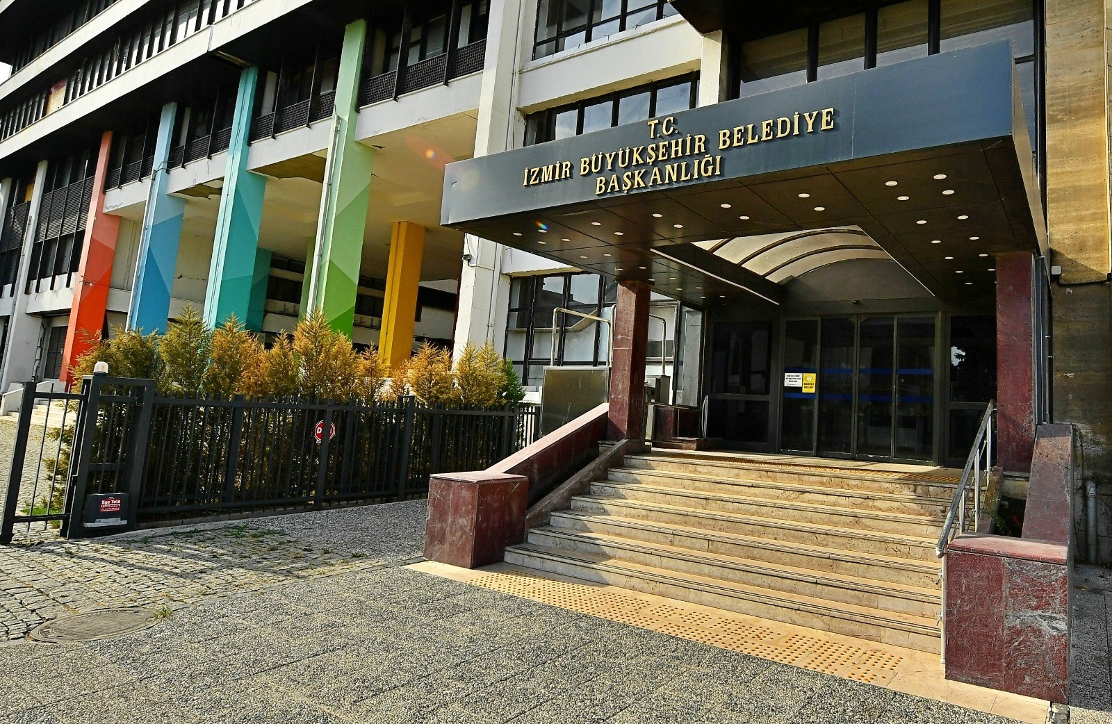 Bunun ad� vicdans�zl�k! Depremzedeleri soka�a at�yorlar