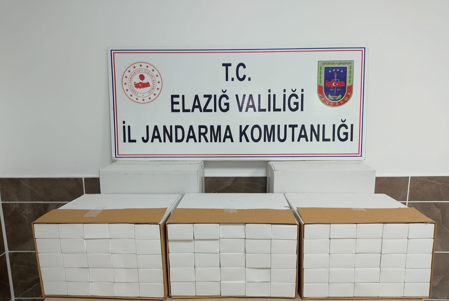 Elaz��'da ka�ak��l�k operasyonu! 50 bin adet ele ge�irildi