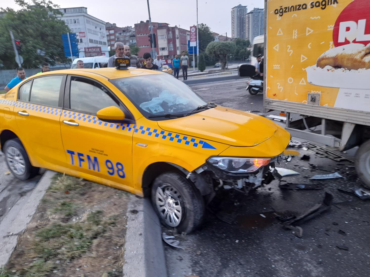Taksi ile kamyonet kafa kafaya �arp��t�