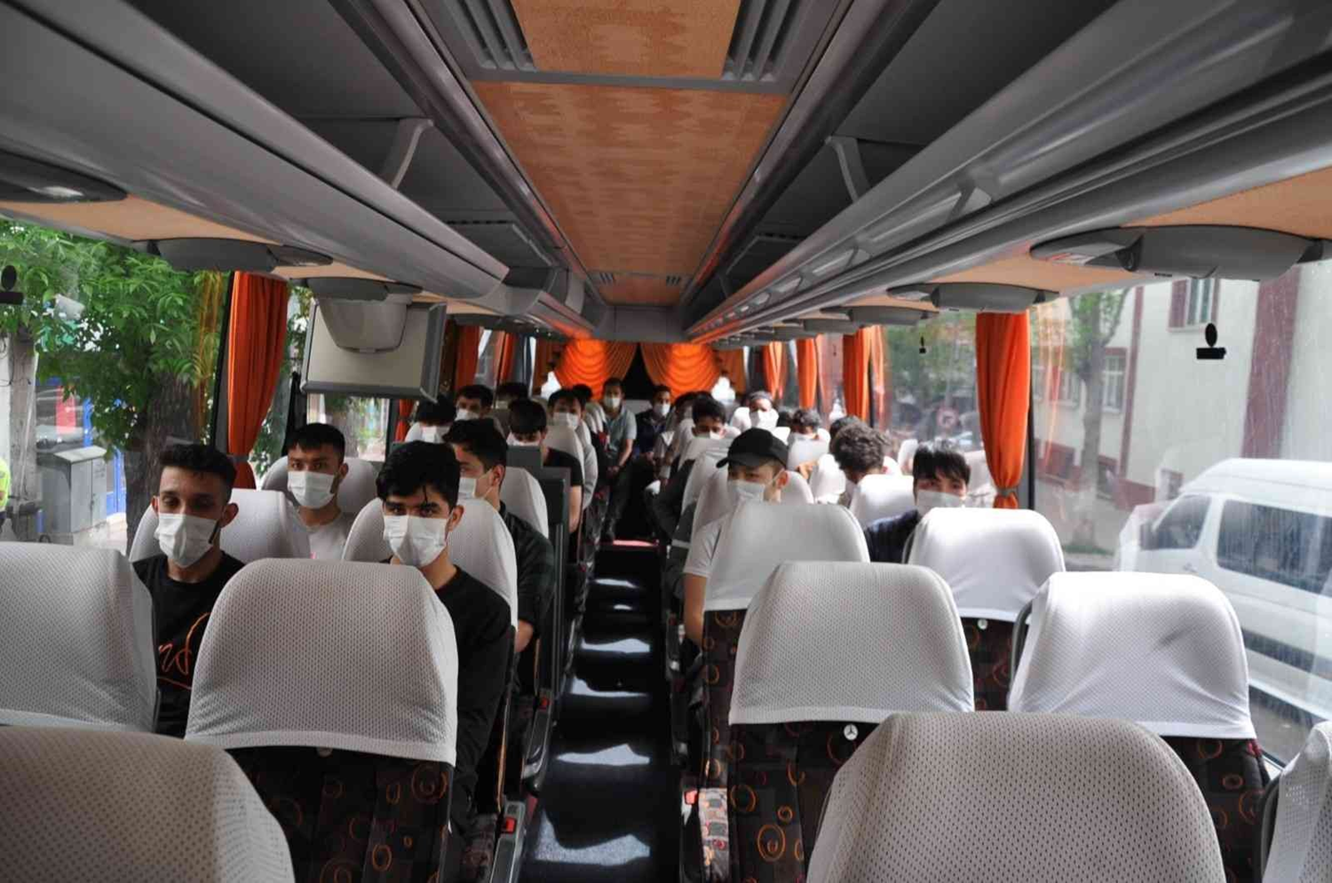74 d�zensiz g��men Kars'ta s�n�r d��� ediliyor
