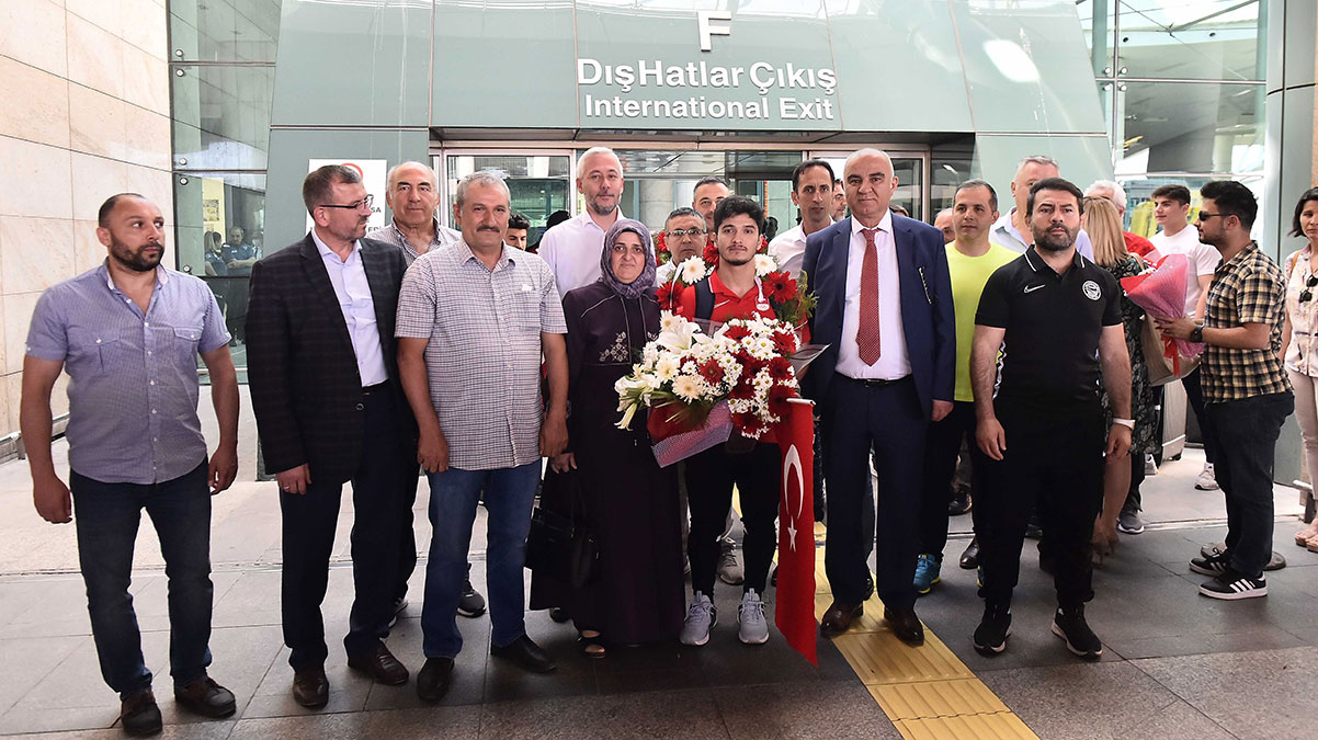 Avrupa �ampiyonu Muhammed Furkan �zbek yurda d�nd�