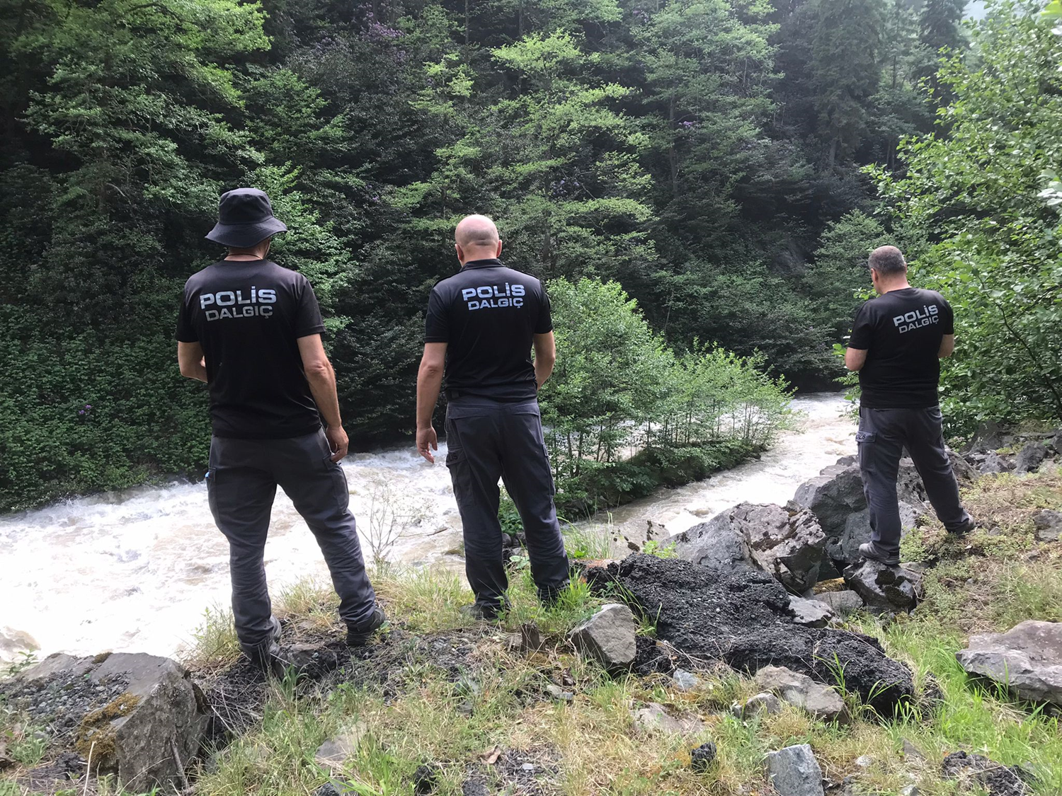 Foto�raf �ektirirken dereye d��en turist i�in arama �al��mas� ba�lat�ld�