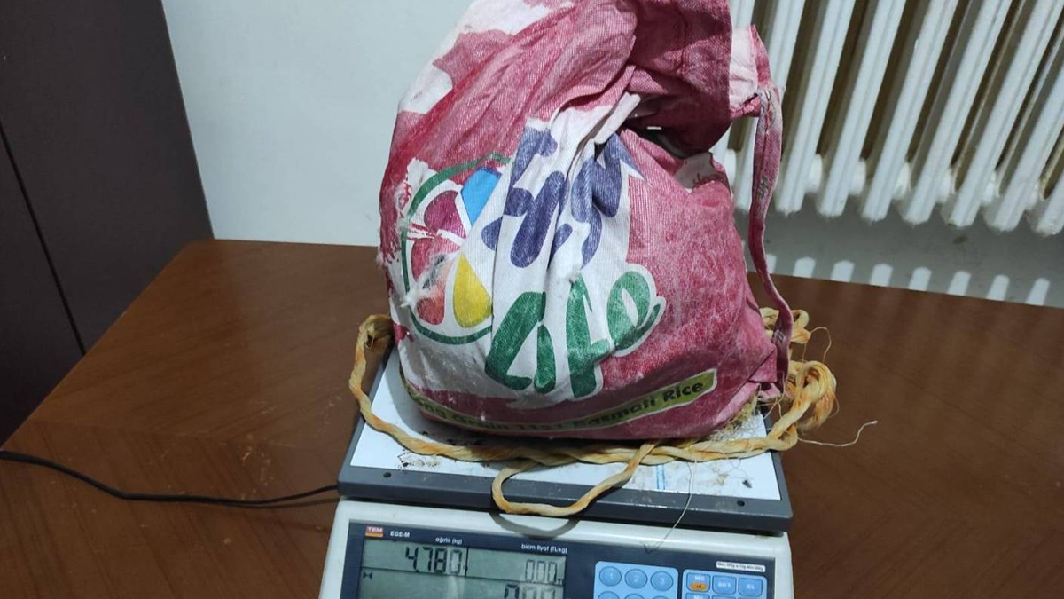 Hudut Kartallar�ndan zehir tacirlerine a��r darbe! Tam 4 kilo 780 gram