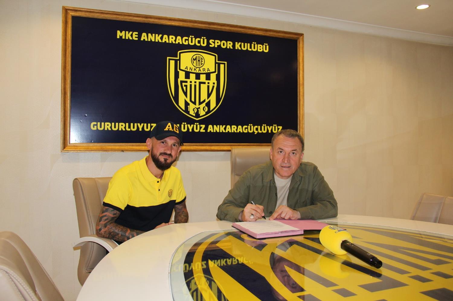O�uz Ceylan'dan Ankarag�c�'ne 2 y�ll�k imza