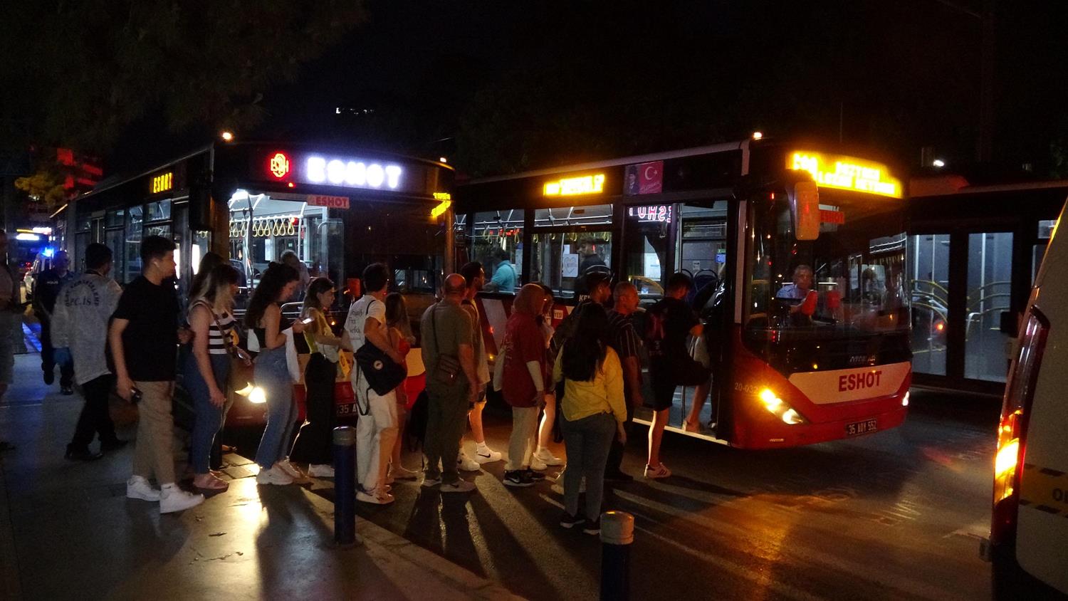 Yolcular�n i�inde oldu�u belediye otob�s�ne mermi isabet etti