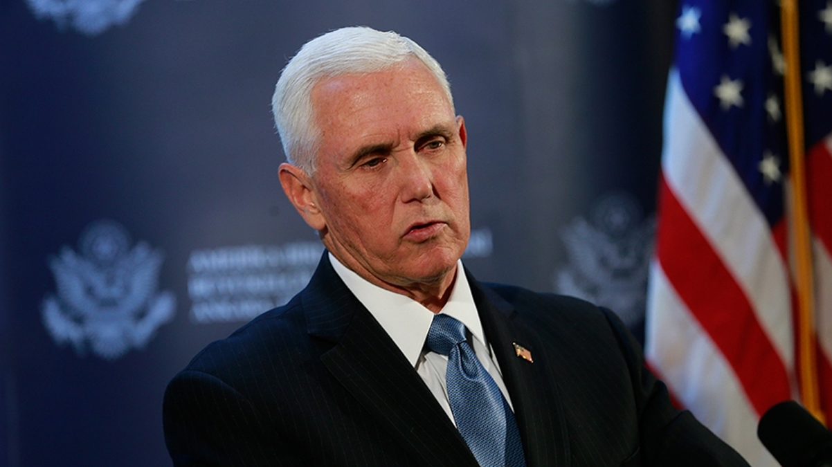 Arac�na yak�t alan eski ABD Ba�kan Yard�mc�s� Pence, fiyatlara sitem etti