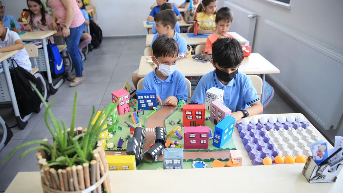 Geri d�n���m malzemelerinden haz�rlanan k�t�phane ��rencilere �evre bilinci a��l�yor