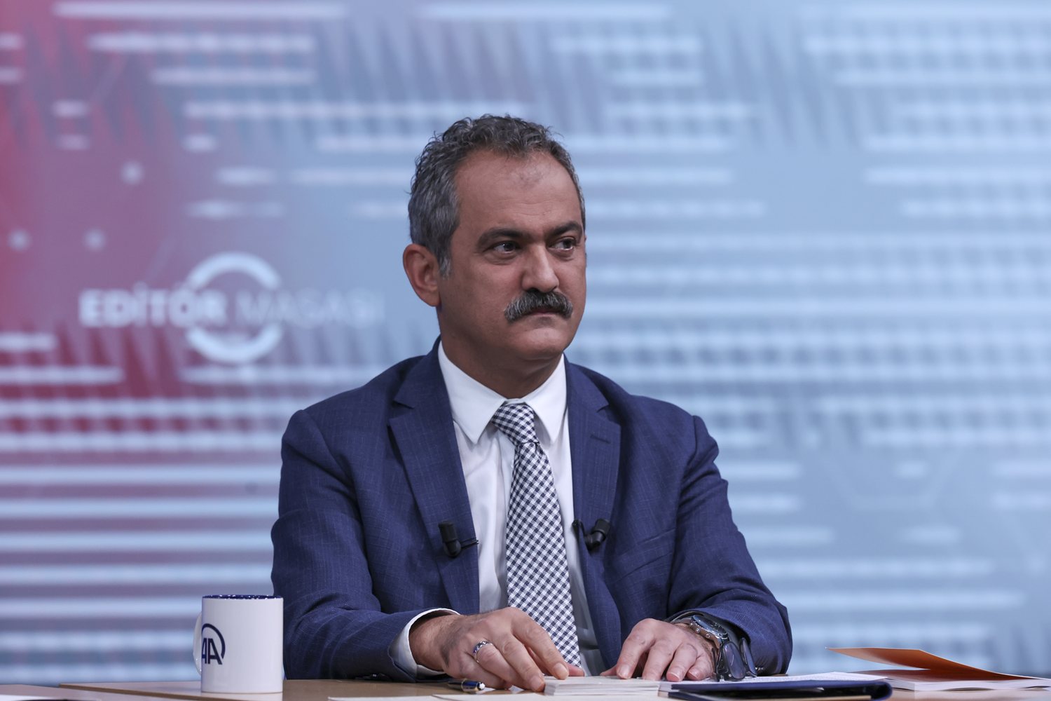Bakan �zer: 12. s�n�f ��rencilerimizi devams�zl�ktan b�rakmayaca��z