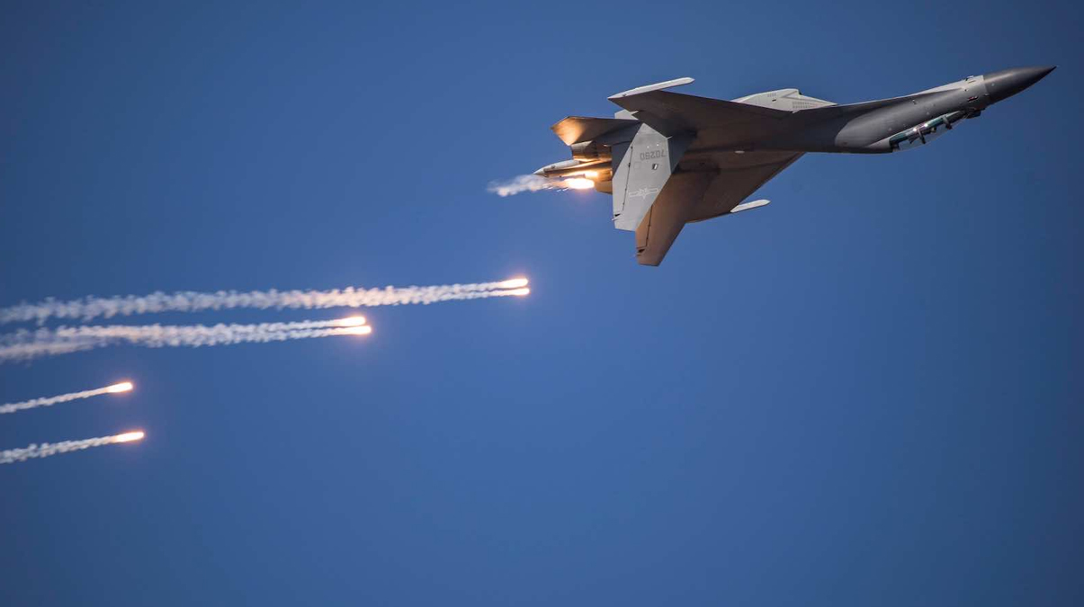 J-16 sava� u�a�� P-8 Poseidon u�a��na sald�rd�! Sava� �anlar� �al�yor