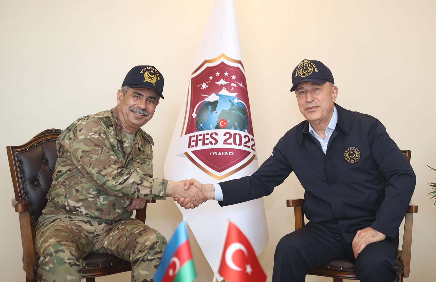 Bakan Akar, Azerbaycan Savunma Bakan� Orgeneral Hasanov ile g�r��t�