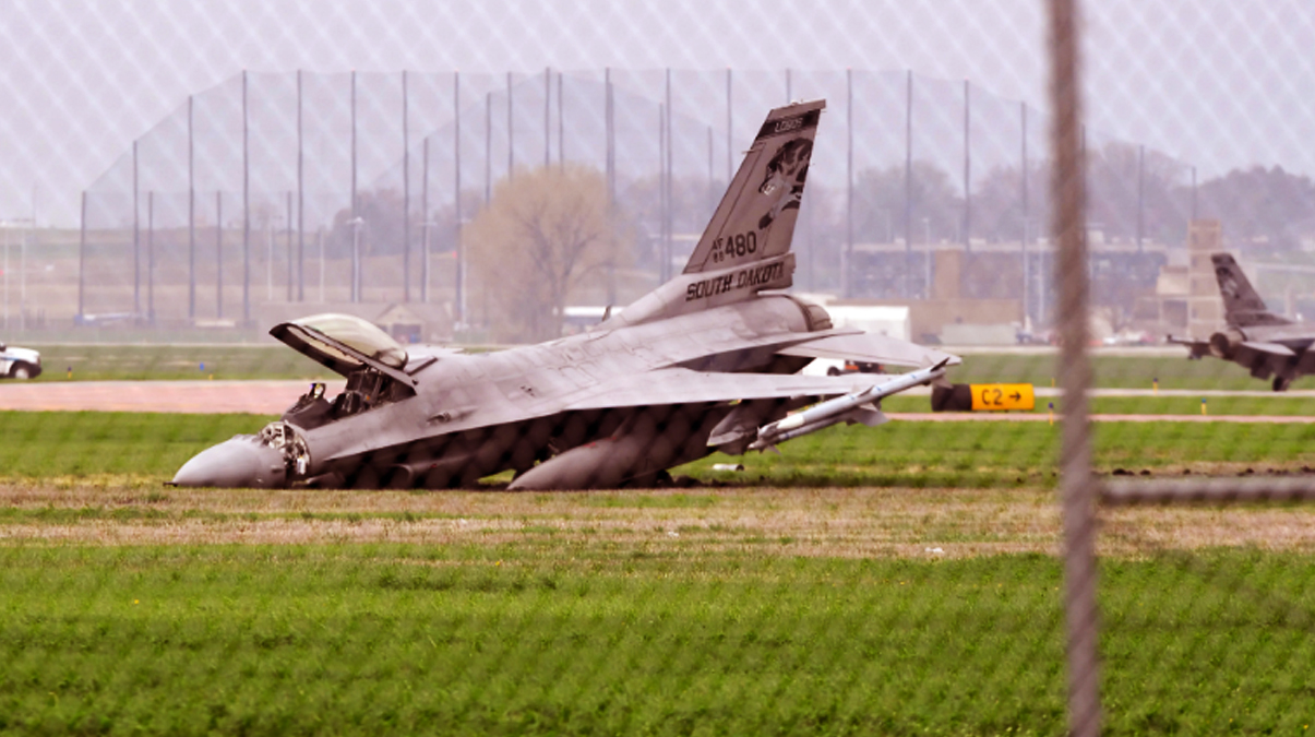 F-16 3. kez kafa �st� indi! Y�rekleri a��zlara getiren anlar
