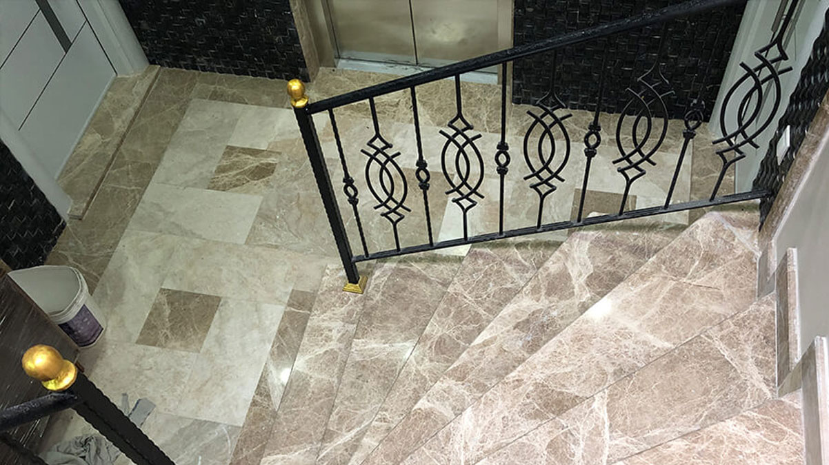 60 ya��ndaki adam merdivenlerden d��erek hayat�n� kaybetti
