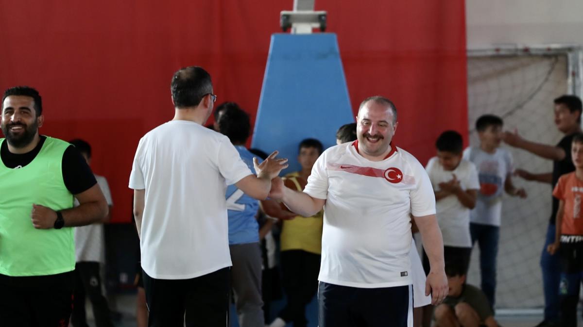 Bakanlar Varank ve Kasapolu, Diyarbakr'da genlerle basketbol oynad 
