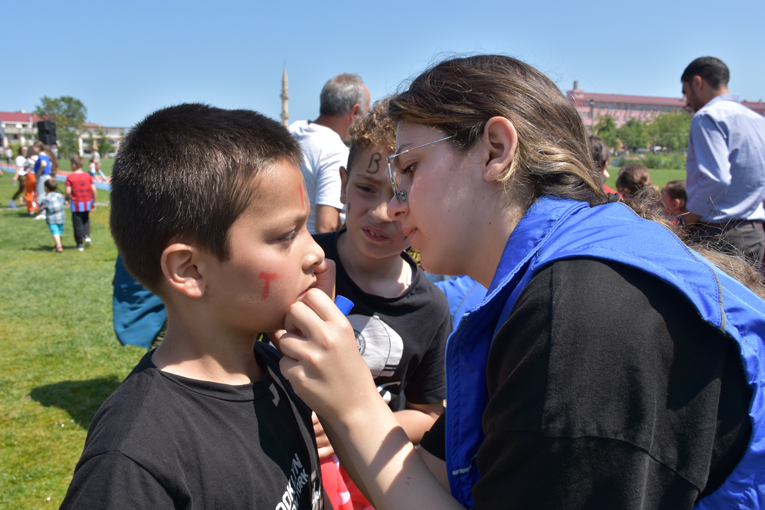 Minikler 'Geleneksel �ocuk �enli�i'nde doyas�ya e�lendi