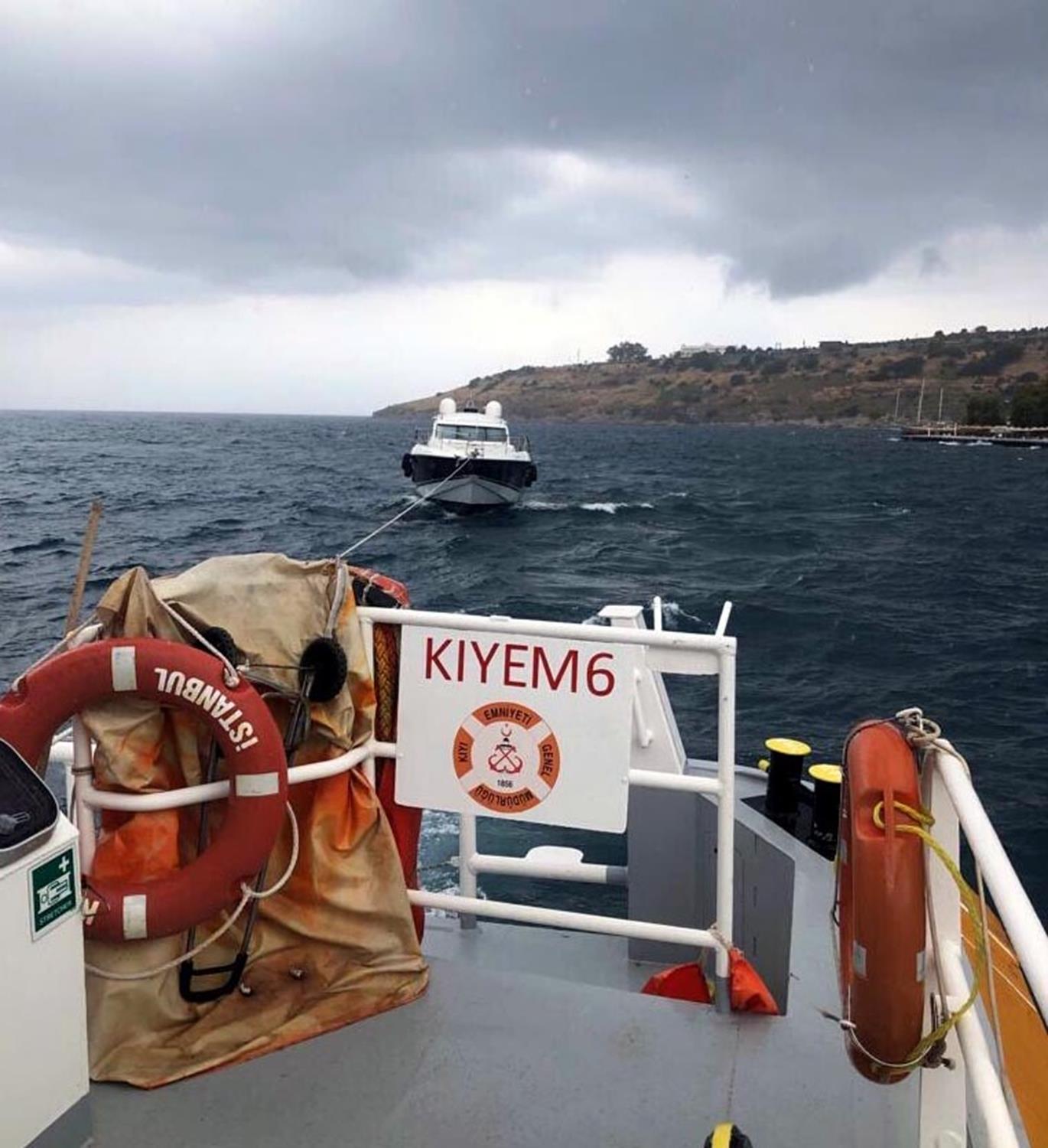 Bodrum'da karaya oturan tekne kurtar�ld�