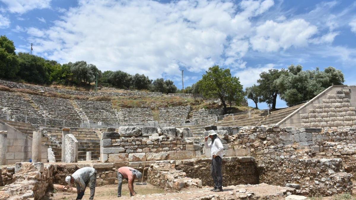 Helenistik Tiyatro'nun sahne binas gn yzne karlyor