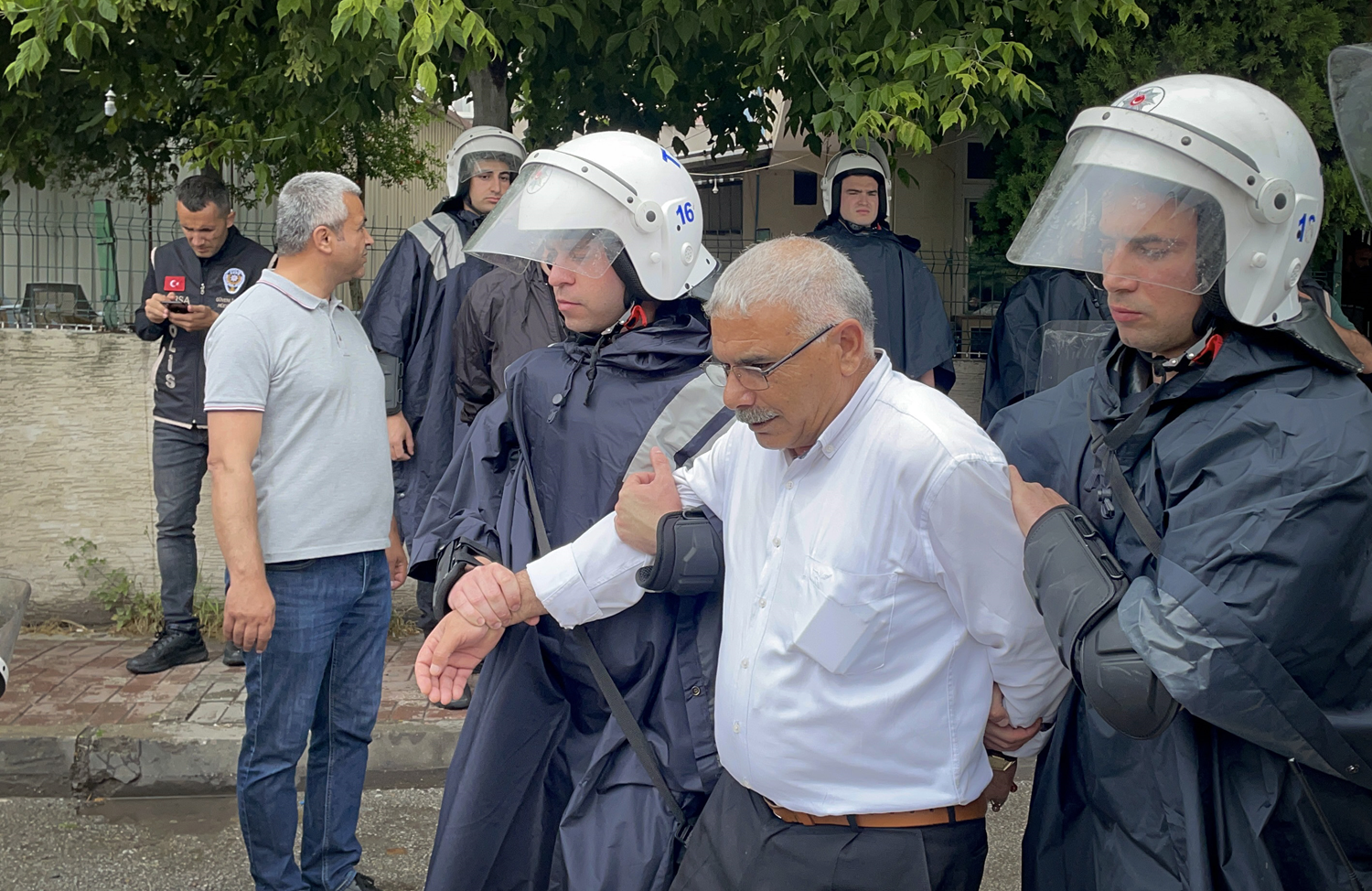 Bursa'da izinsiz y�r�y�� yapmak isteyen 24 ki�i g�zalt�na al�nd�