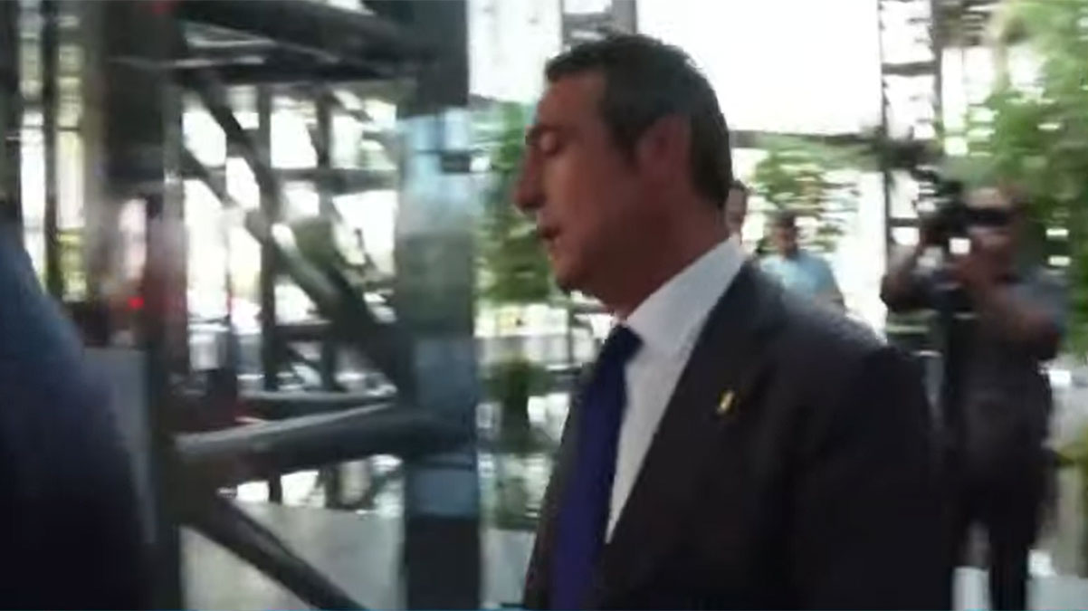 Ali Ko� ve Mecnun Otyakmaz Kul�pler Birli�i toplant�s�ndan erken ayr�ld�