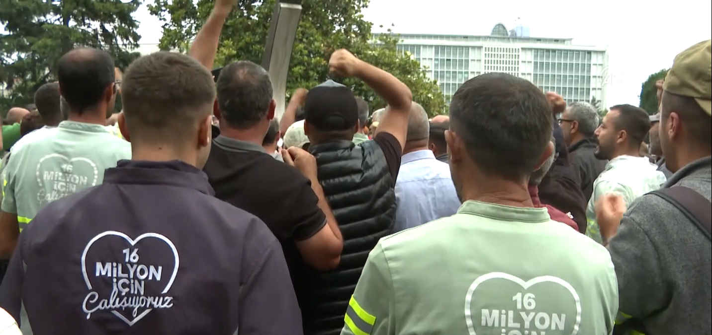 �BB'de i��i k�y�m�! Belediye �n�nde toplanan i��iler eylem yapt�