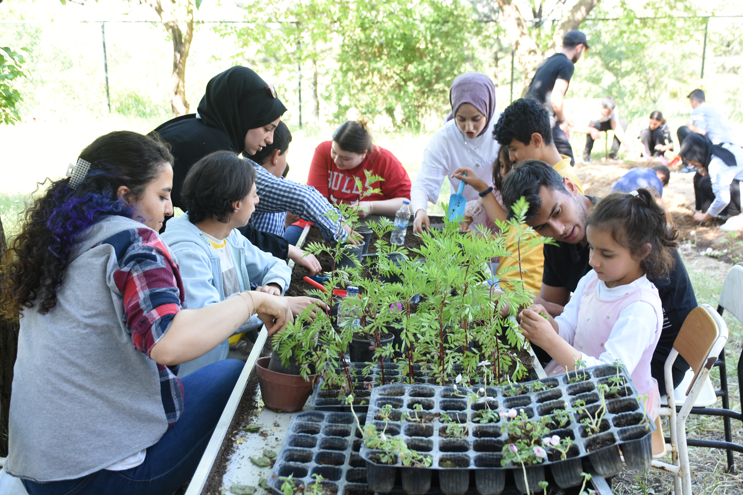 Engelli �ocuklar bah�e terapisiyle sosyalle�iyor