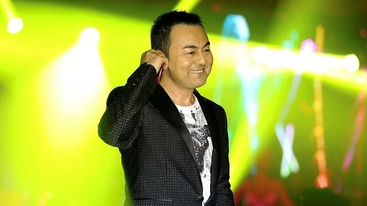 Serdar Orta� hayranlar�n� korkuttu! Konser s�ras�nda birden yere y���ld�!