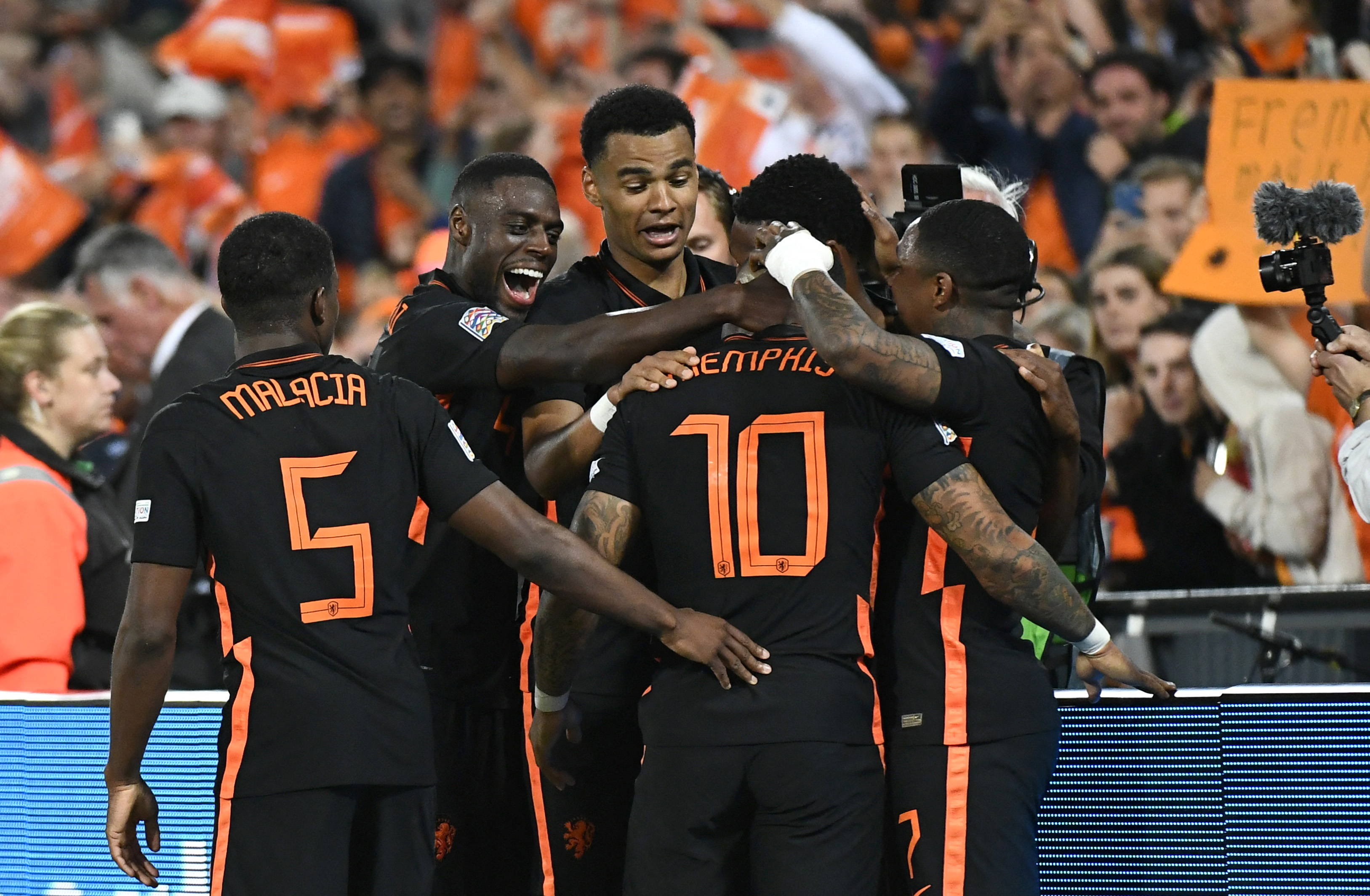 Hollanda, Galler'i son dakika gol�yle devirdi