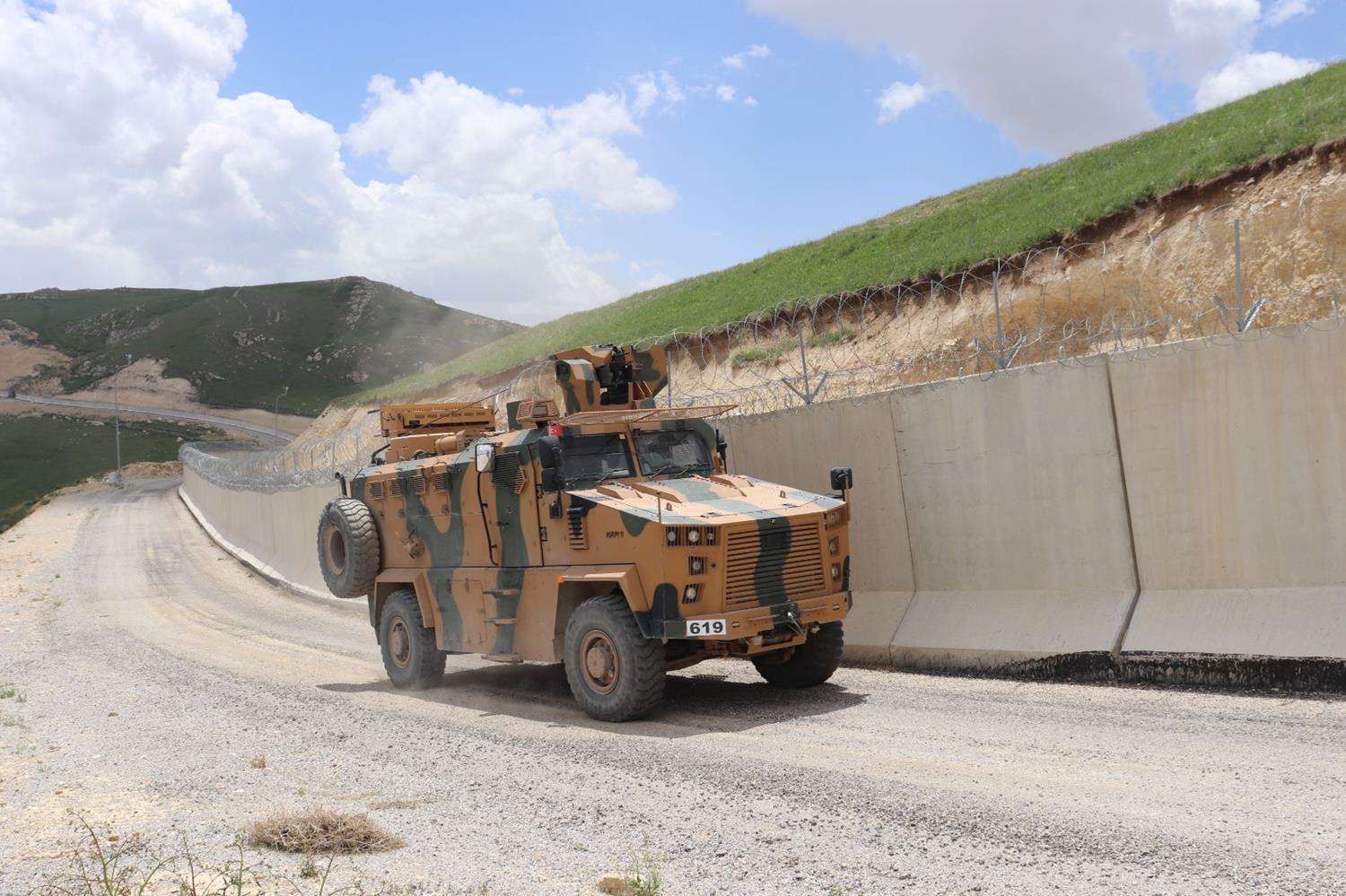 T�rkiye-�ran s�n�r�ndaki g�venlik duvar�, y�ksek teknolojiyle kontrol ediliyor