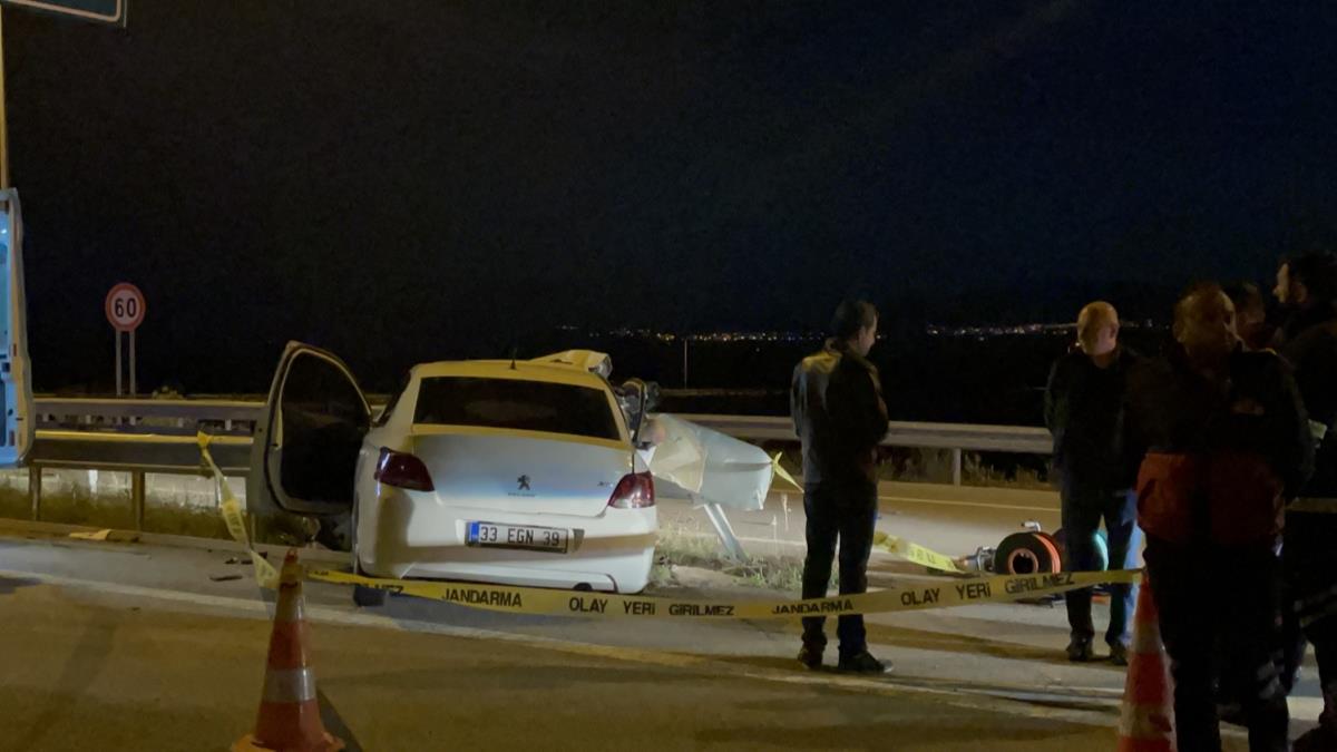 Ankara-Nide Otoyolu'nda bariyerlere arpan otomobildeki 2 kii ld