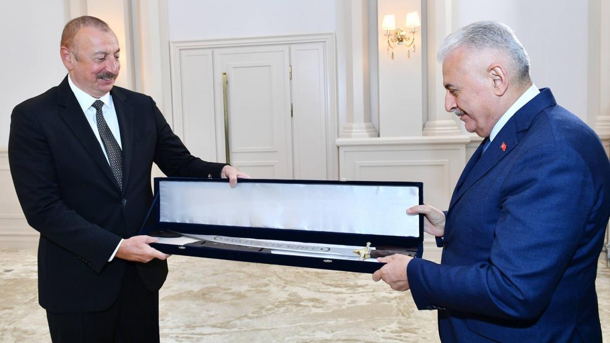 Binali Yldrm, Azerbaycan Cumhurbakan Aliyev'e Fatih'in klcnn benzerini hediye etti 