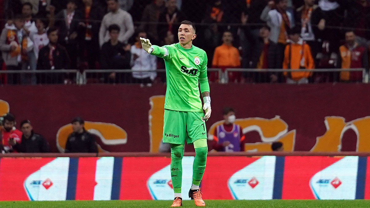 Galatasaray'dan Fernando Muslera'ya kutlama