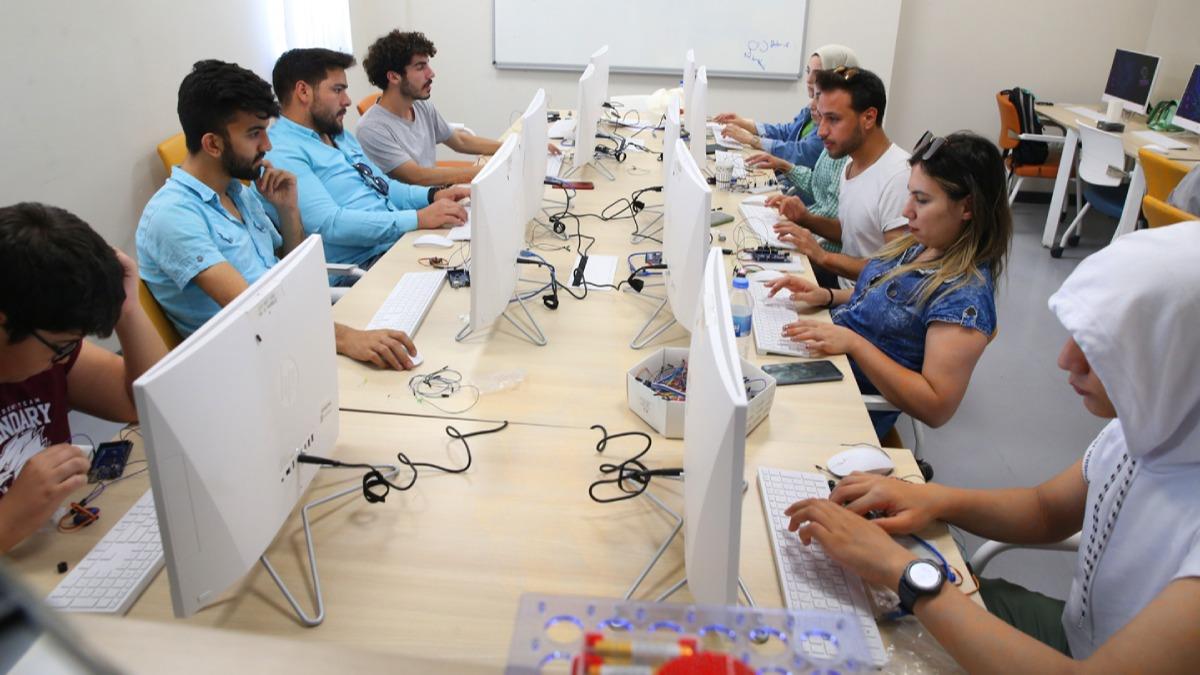 900 bin gen eitim alyor! Trkiye'nin dijital dnmne katk salayacaklar