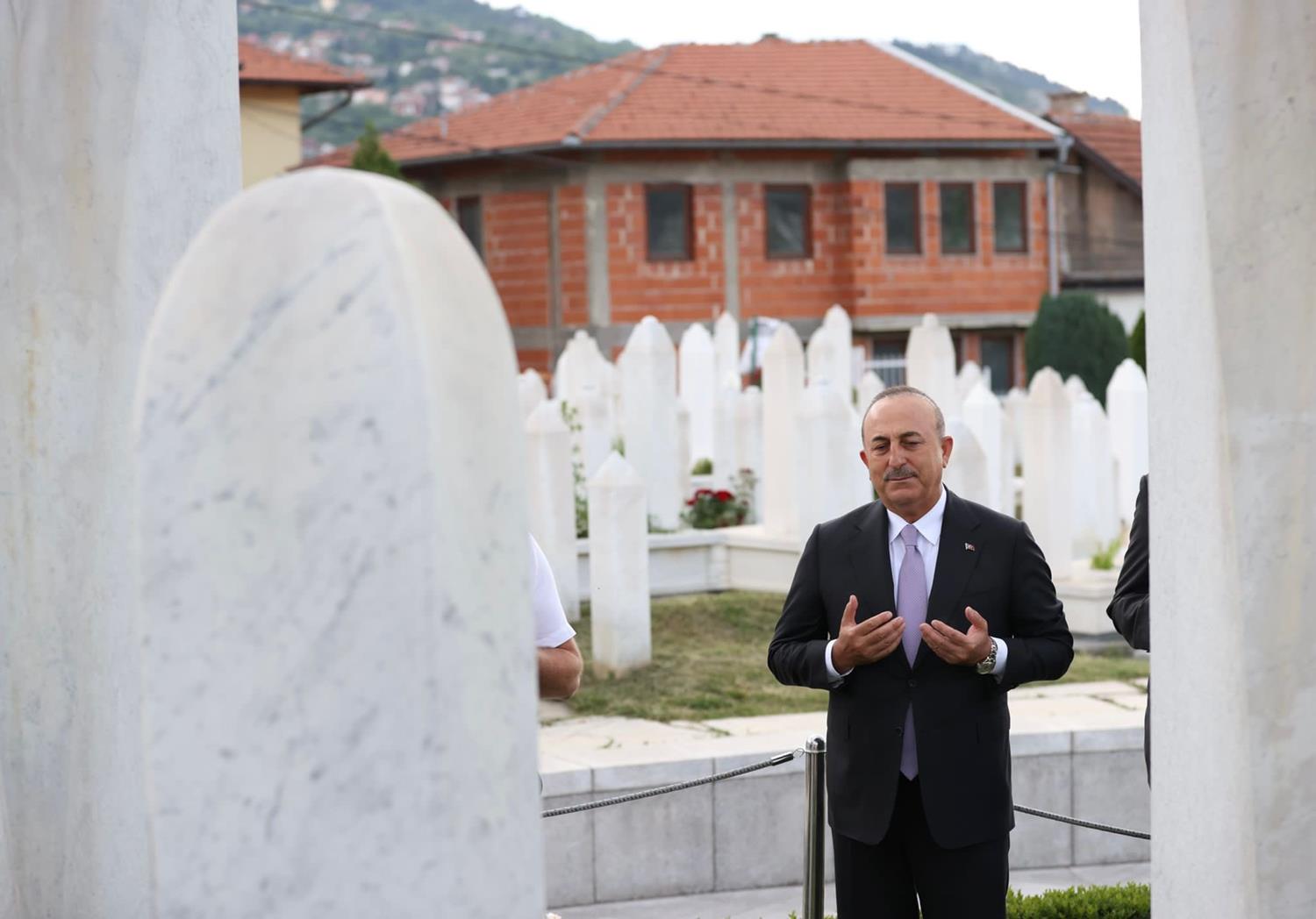 Bakan �avu�o�lu, �zetbegovi�'in kabrini ziyaret etti ve Y�ksek Temsilci Schmidt'le g�r��t�
