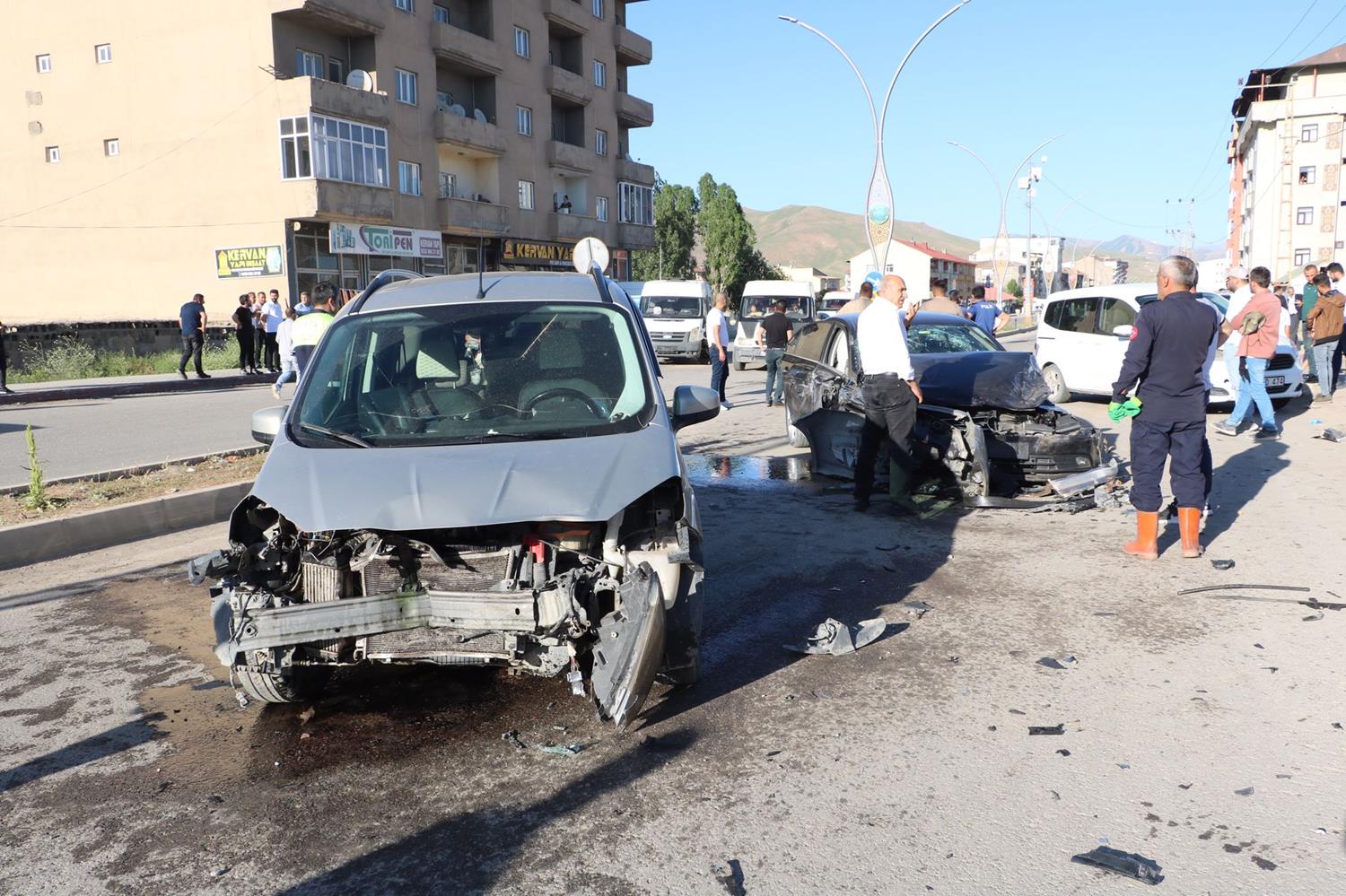 Y�ksekova'da zincirleme kaza: 4 yaral�