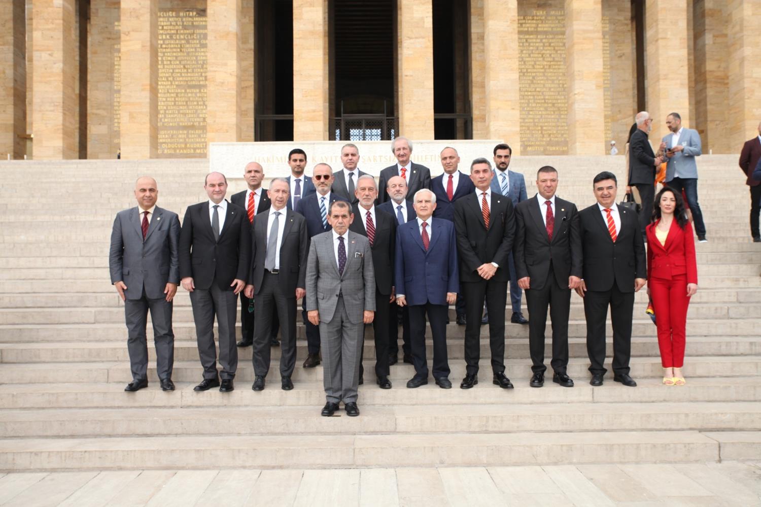 Dursun �zbek'ten An�tkabir'e ziyaret
