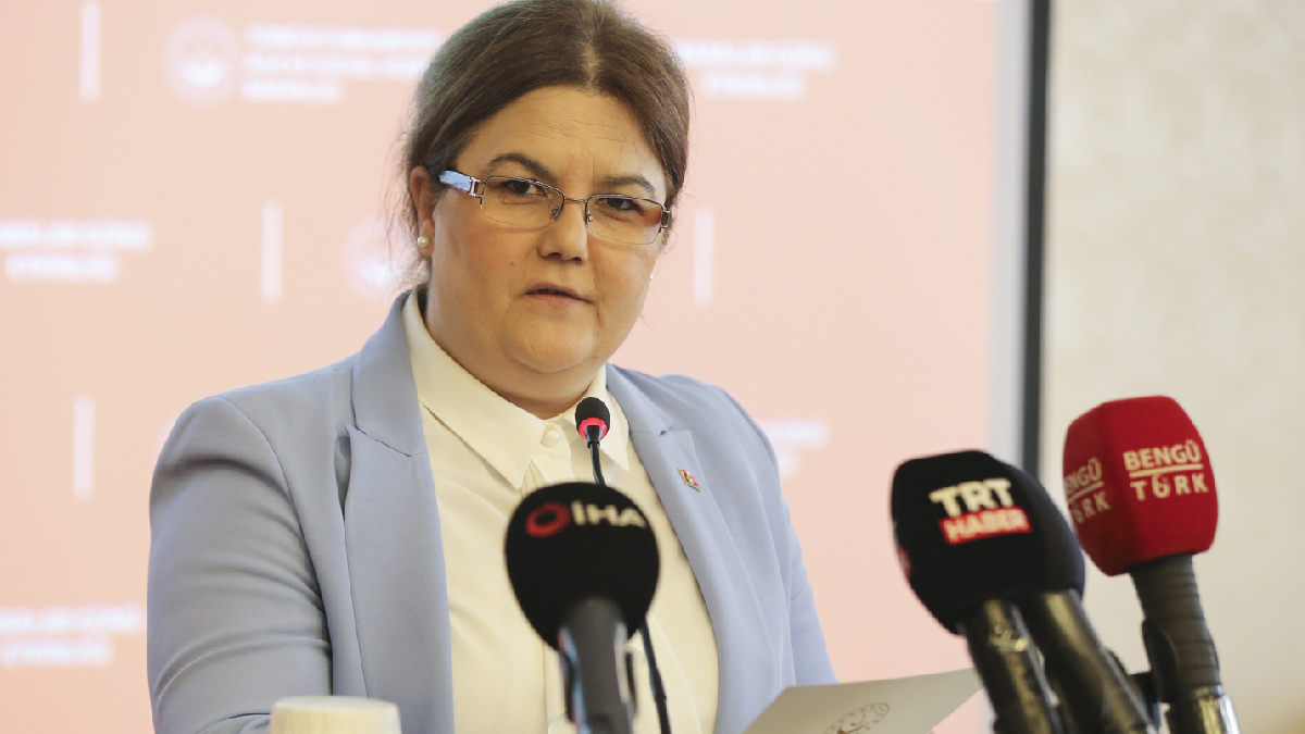 Bakan Derya Yan�k, Babalar G�n� Program�'nda konu�tu: �ocuklar� uykuda sevmekle yetinmeyin