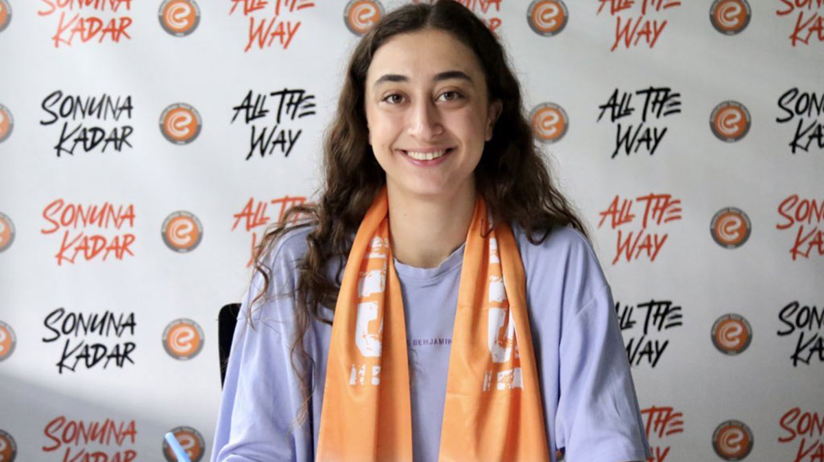 Elif �ahin 3 y�l daha Eczac�ba��'nda