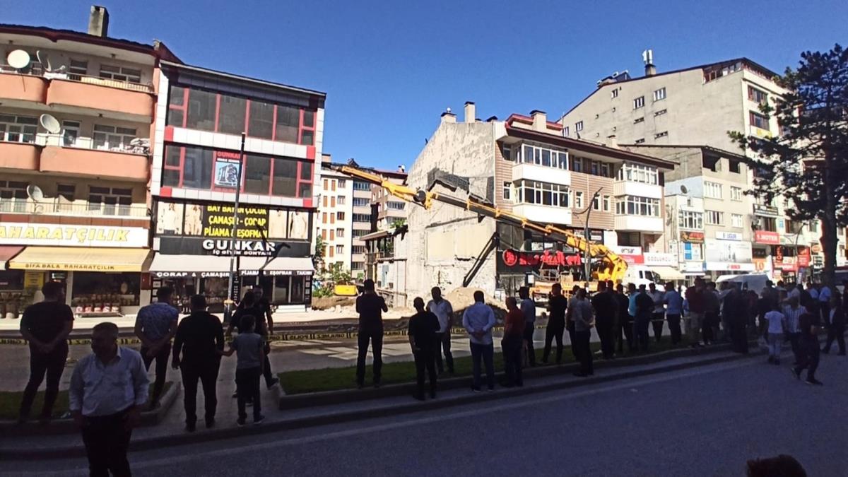 Bitlis'te kazlan temel 4 katl binada hasara neden oldu